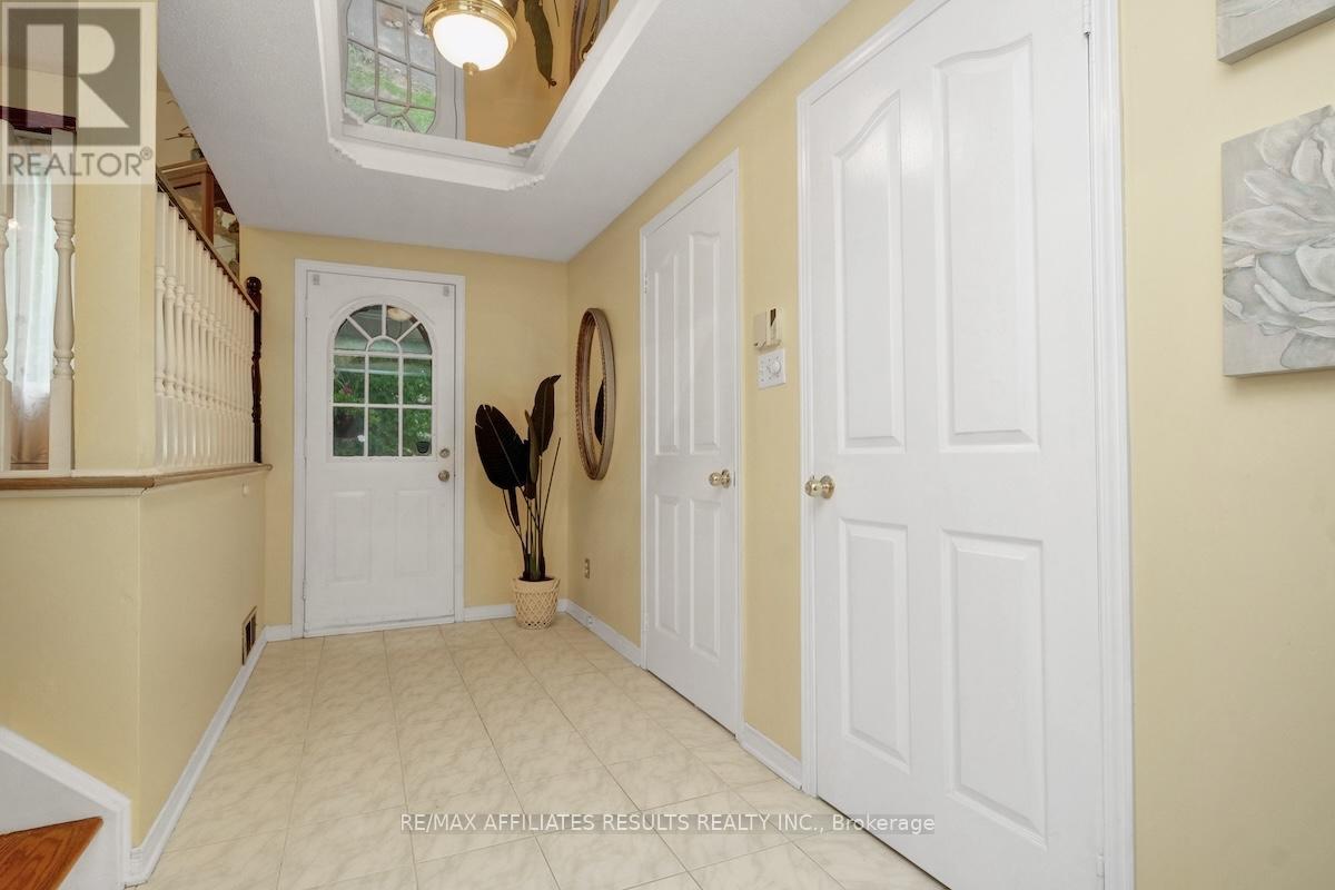 2 Wedgewood Crescent, Ottawa, Ontario  K1B 4B4 - Photo 3 - X12400275
