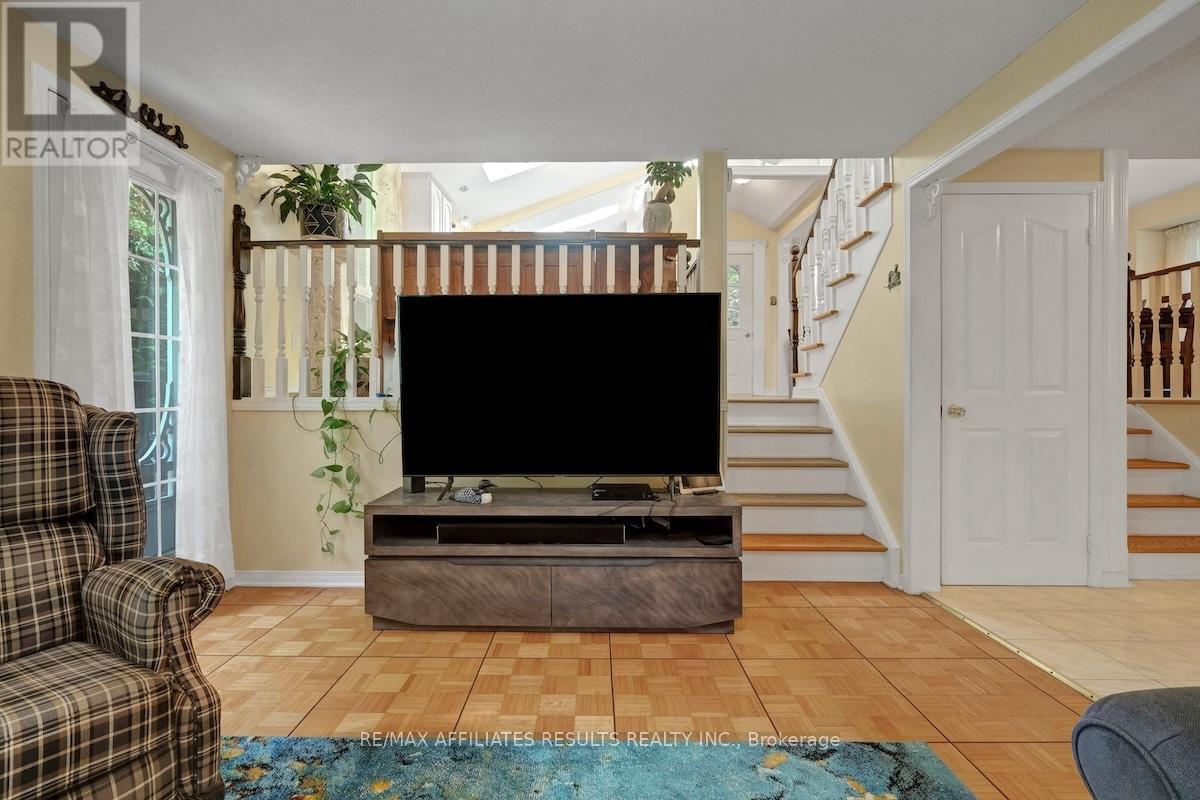 2 Wedgewood Crescent, Ottawa, Ontario  K1B 4B4 - Photo 9 - X12400275