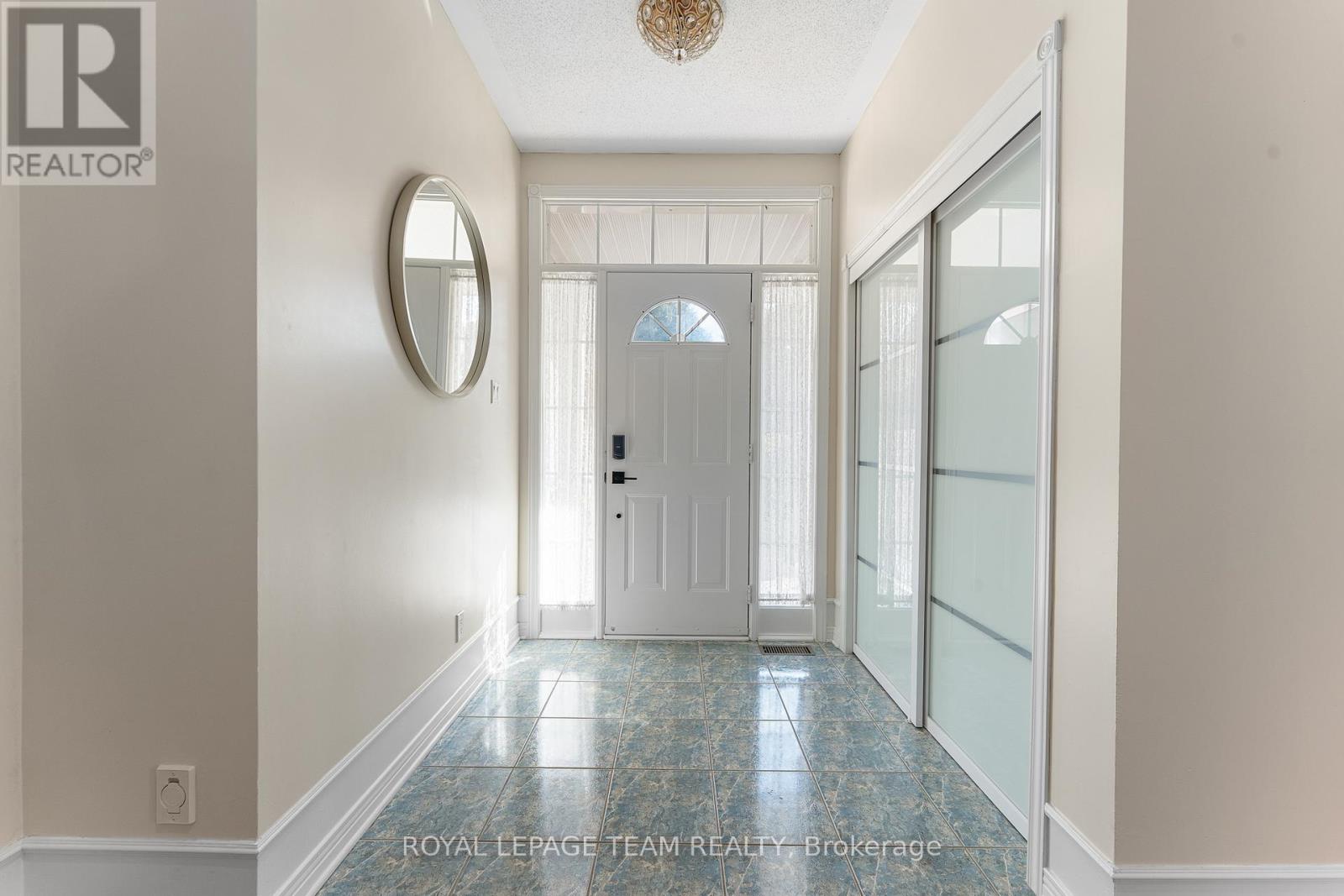 19 Black Tern Crescent, Ottawa, Ontario  K2M 2Z4 - Photo 4 - X12400374