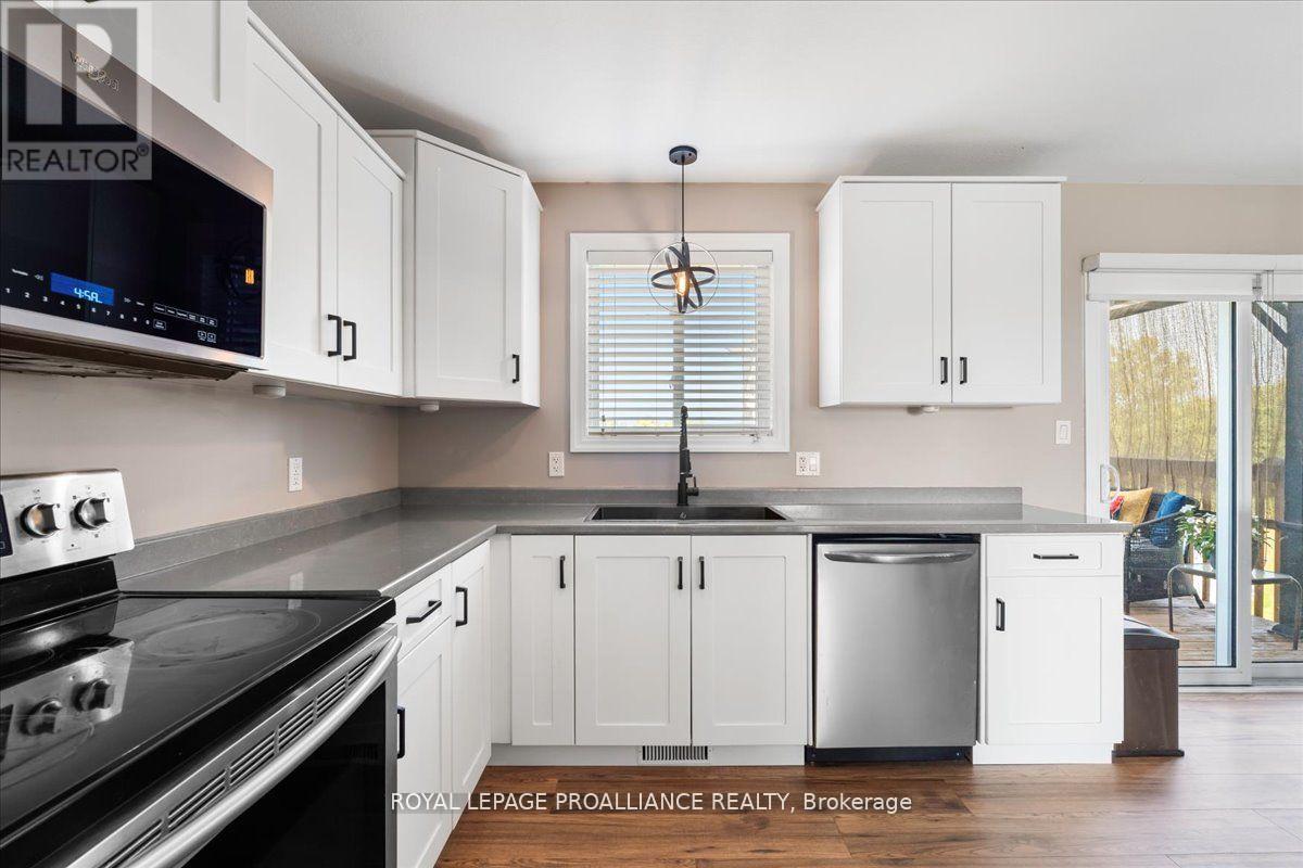 20846 Loyalist Parkway, Prince Edward County, Ontario  K0K 1T0 - Photo 14 - X12400343