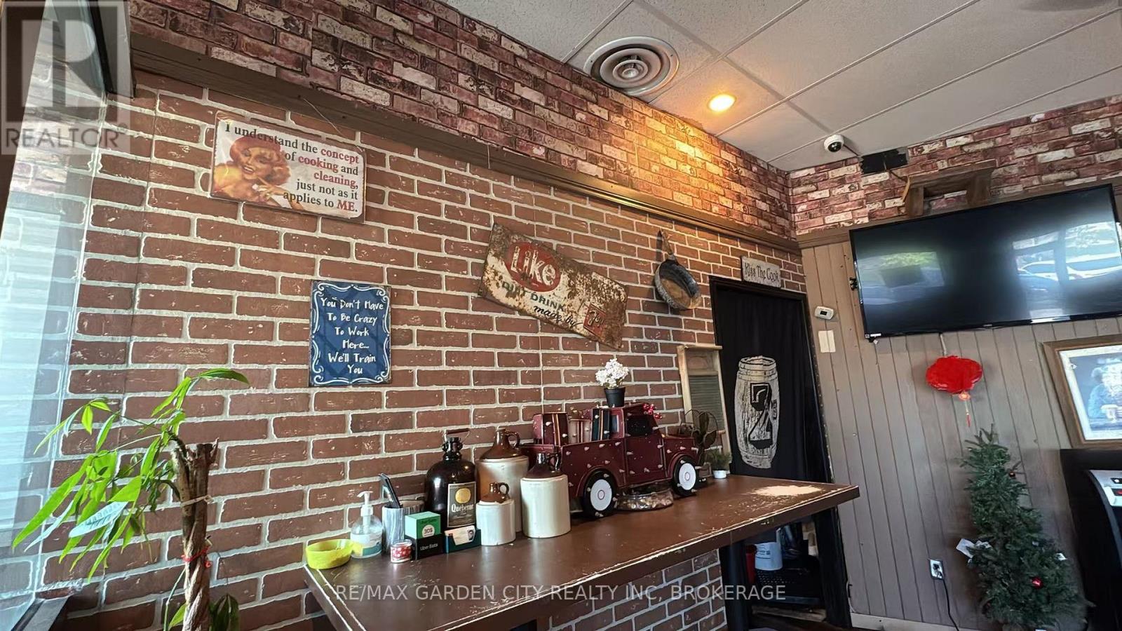 4 - 455 Merritt Street, St. Catharines, Ontario  L2P 1P2 - Photo 8 - X12400285