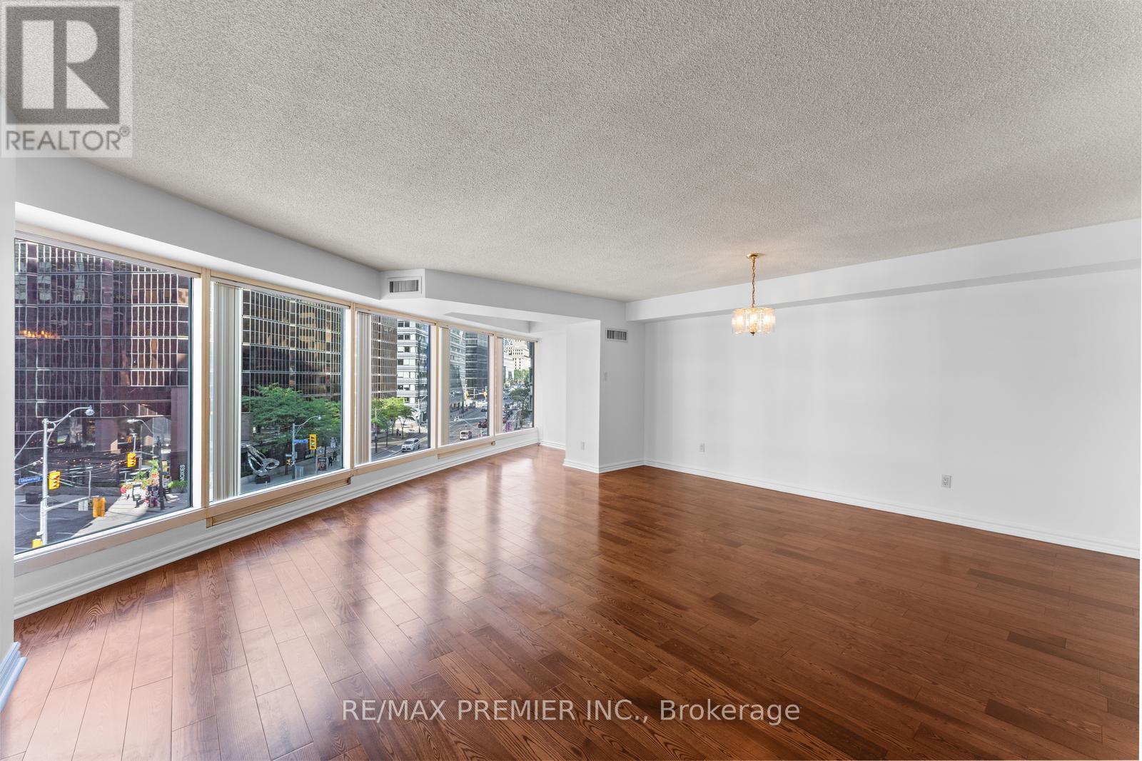 502 - 33 University Avenue, Toronto, Ontario  M5J 2S7 - Photo 8 - C12400133