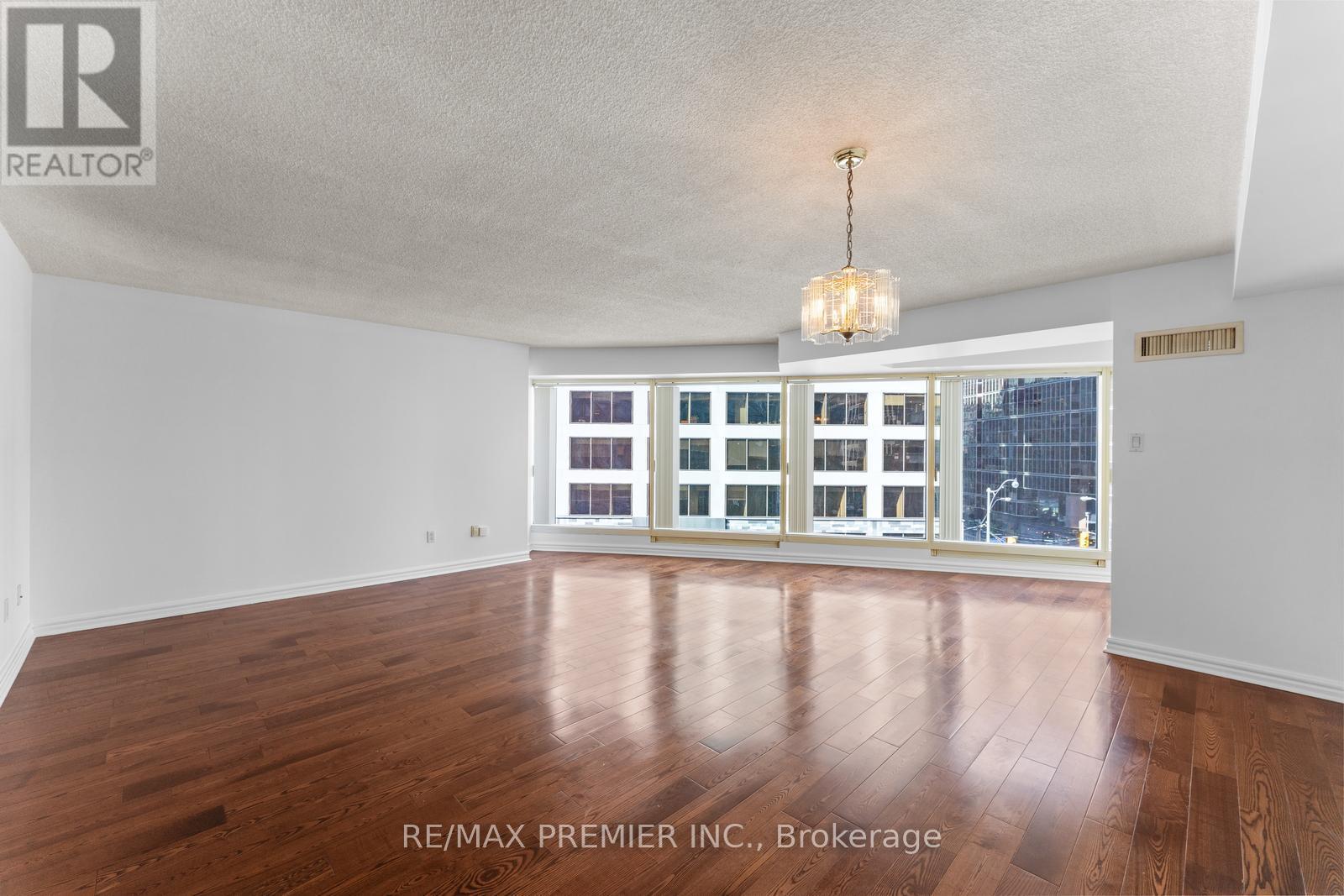 502 - 33 University Avenue, Toronto, Ontario  M5J 2S7 - Photo 9 - C12400133