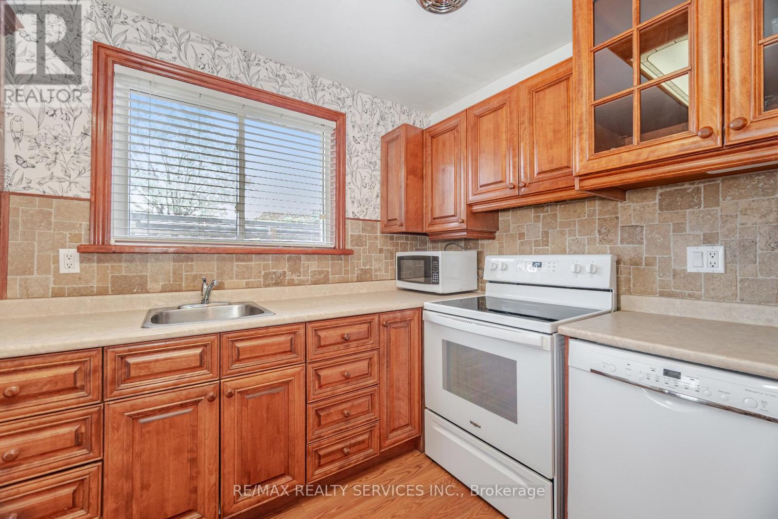 6 Glenmore Crescent, Brampton, Ontario  L6S 1H8 - Photo 16 - W12400117