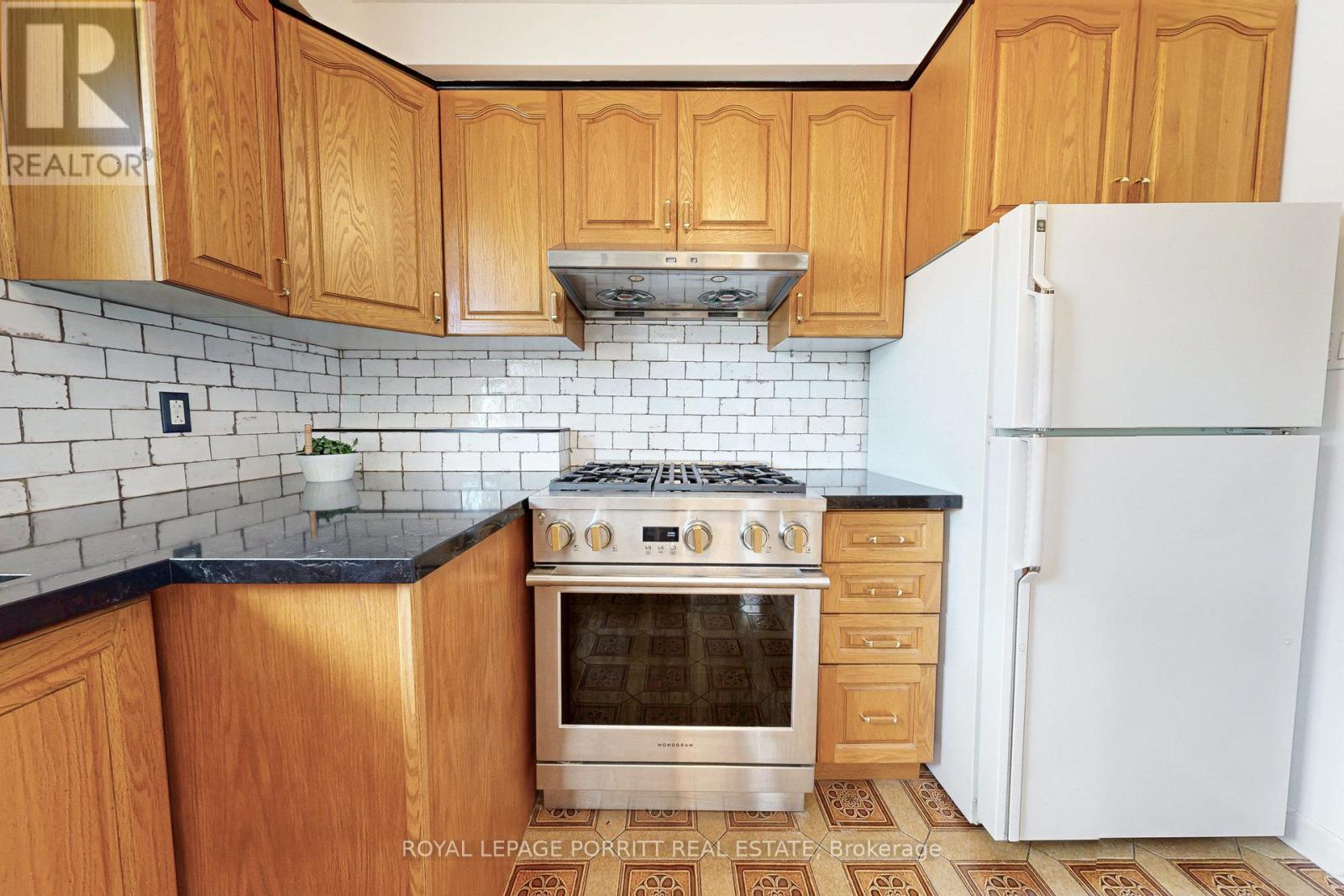 26 Richland Crescent, Toronto (Eringate-Centennial-West Deane), Ontario  M9C 4C2 - Photo 10 - W12400119