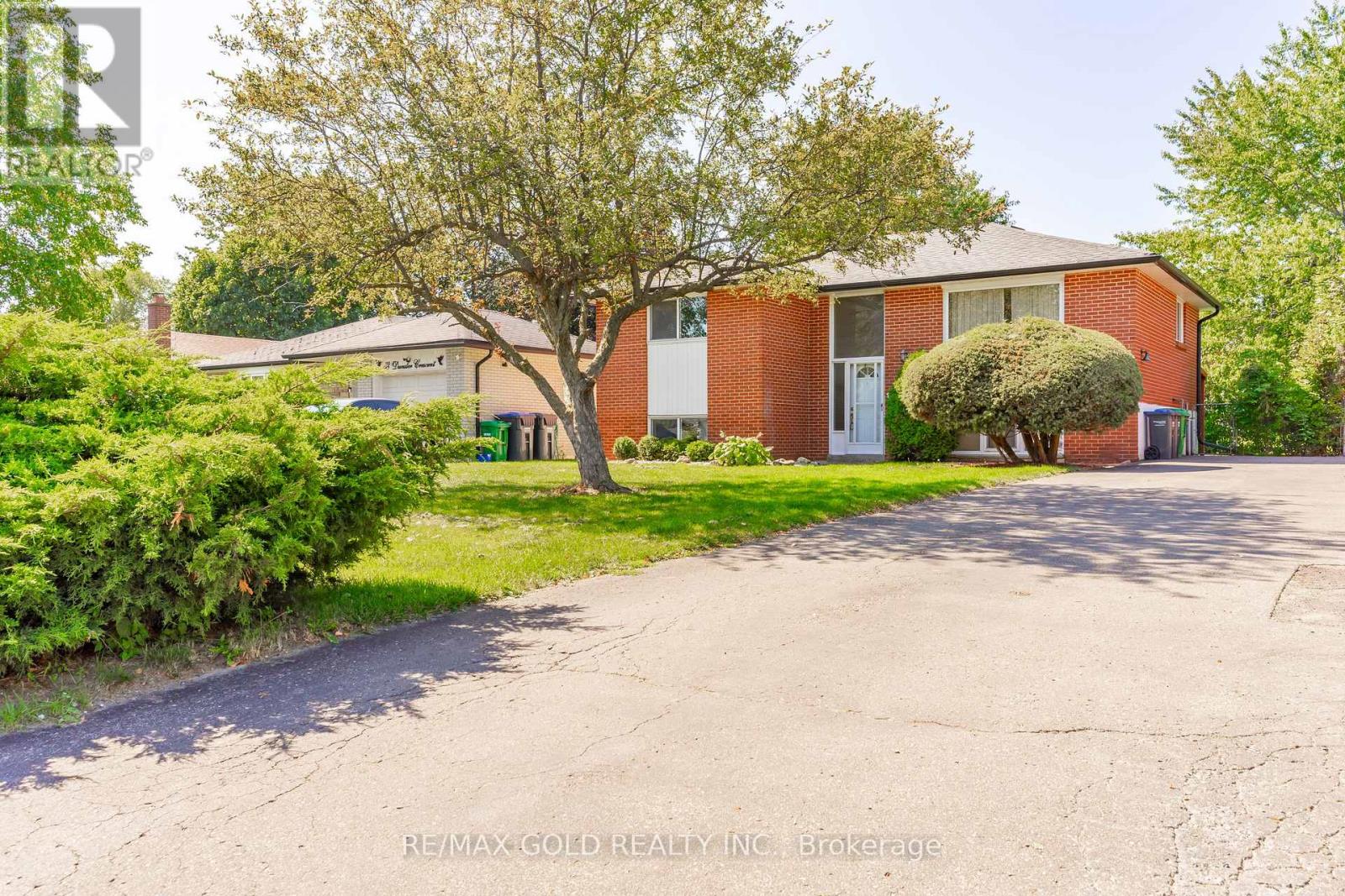 20 Dunster Crescent, Brampton, Ontario  L6T 3J7 - Photo 1 - W12400120