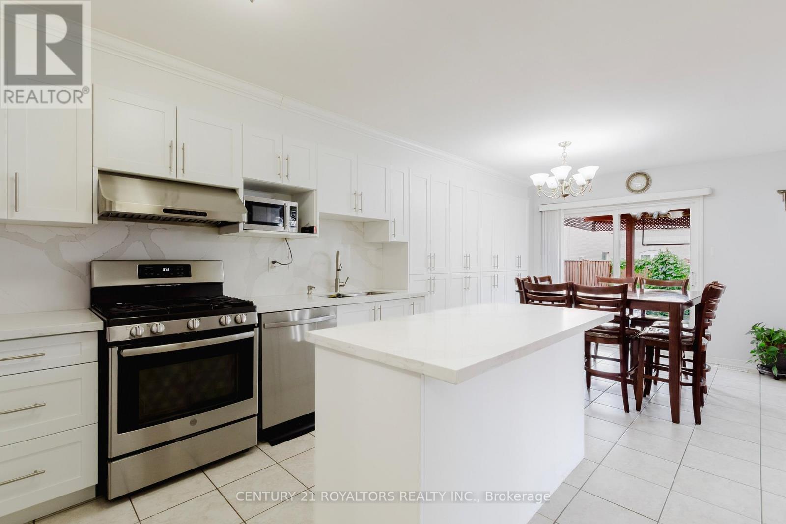 19 Oxtail Lane, Brampton, Ontario  L6X 5E2 - Photo 11 - W12400126