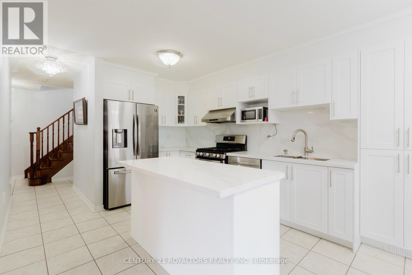 19 Oxtail Lane, Brampton, Ontario  L6X 5E2 - Photo 9 - W12400126