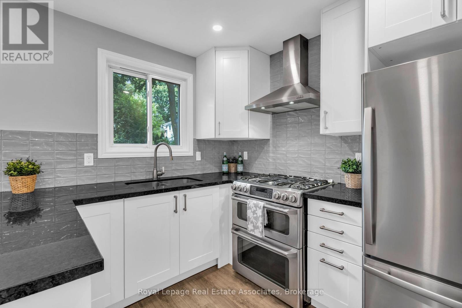 1274 Richards Crescent, Oakville, Ontario  L6H 1R6 - Photo 14 - W12400138