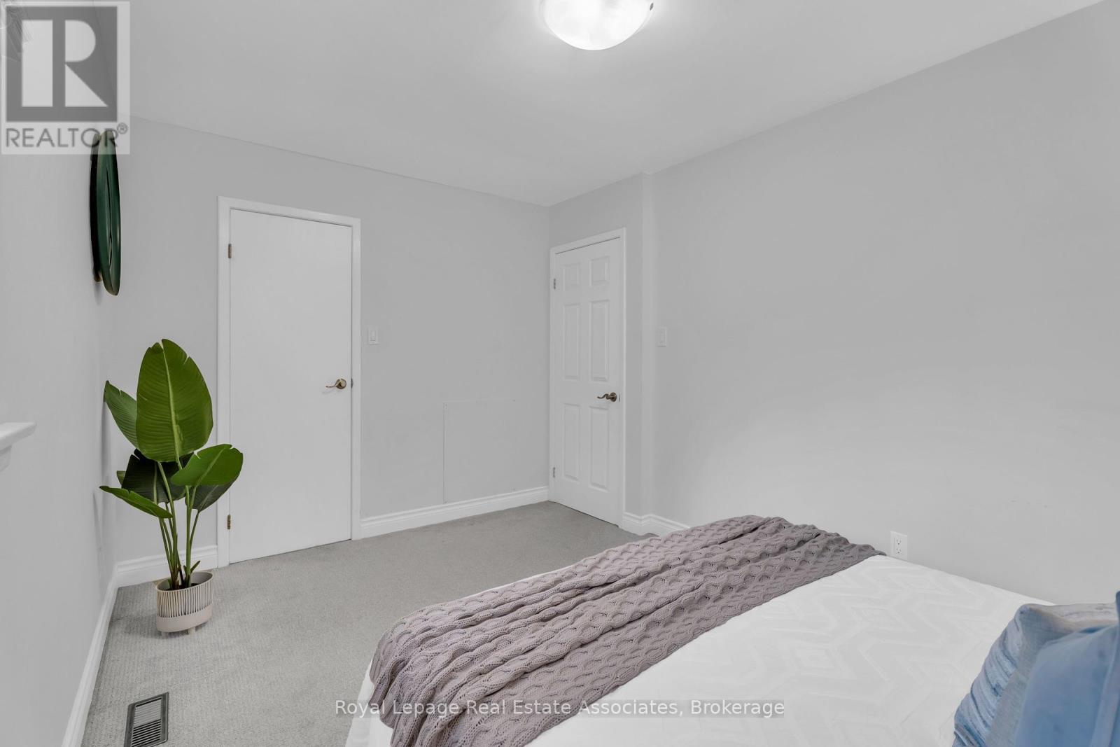 1274 Richards Crescent, Oakville, Ontario  L6H 1R6 - Photo 21 - W12400138