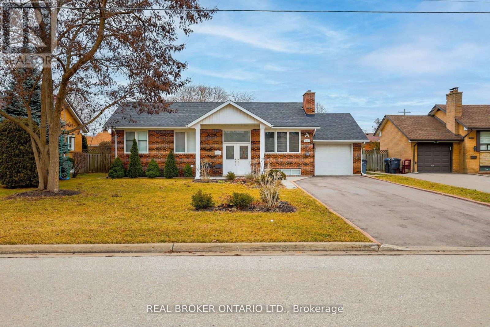 230 Mcgill Street, Mississauga, Ontario  L5A 1V4 - Photo 2 - W12400139