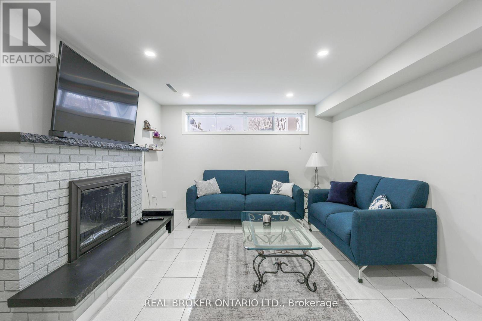 230 Mcgill Street, Mississauga, Ontario  L5A 1V4 - Photo 24 - W12400139