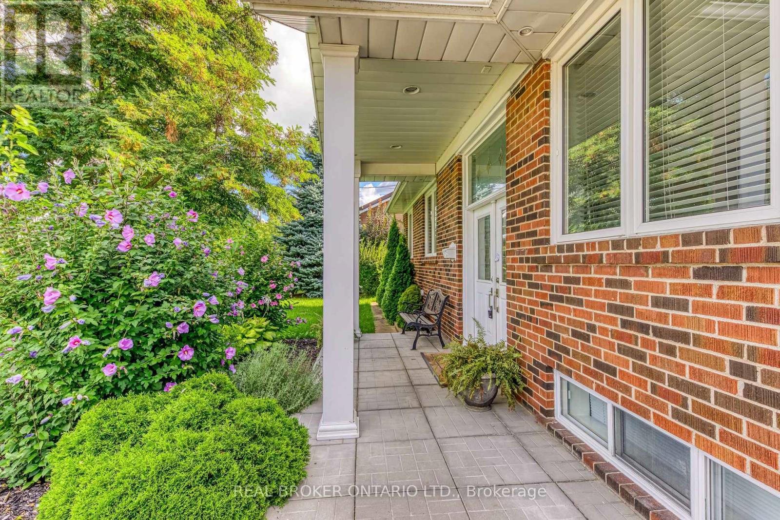230 Mcgill Street, Mississauga, Ontario  L5A 1V4 - Photo 3 - W12400139