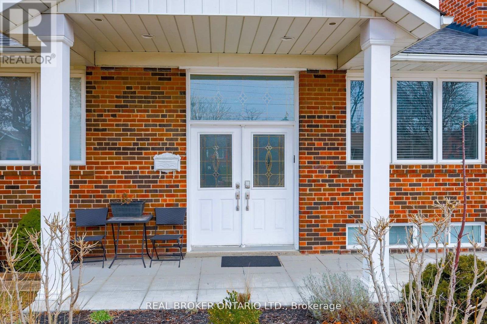 230 Mcgill Street, Mississauga, Ontario  L5A 1V4 - Photo 4 - W12400139