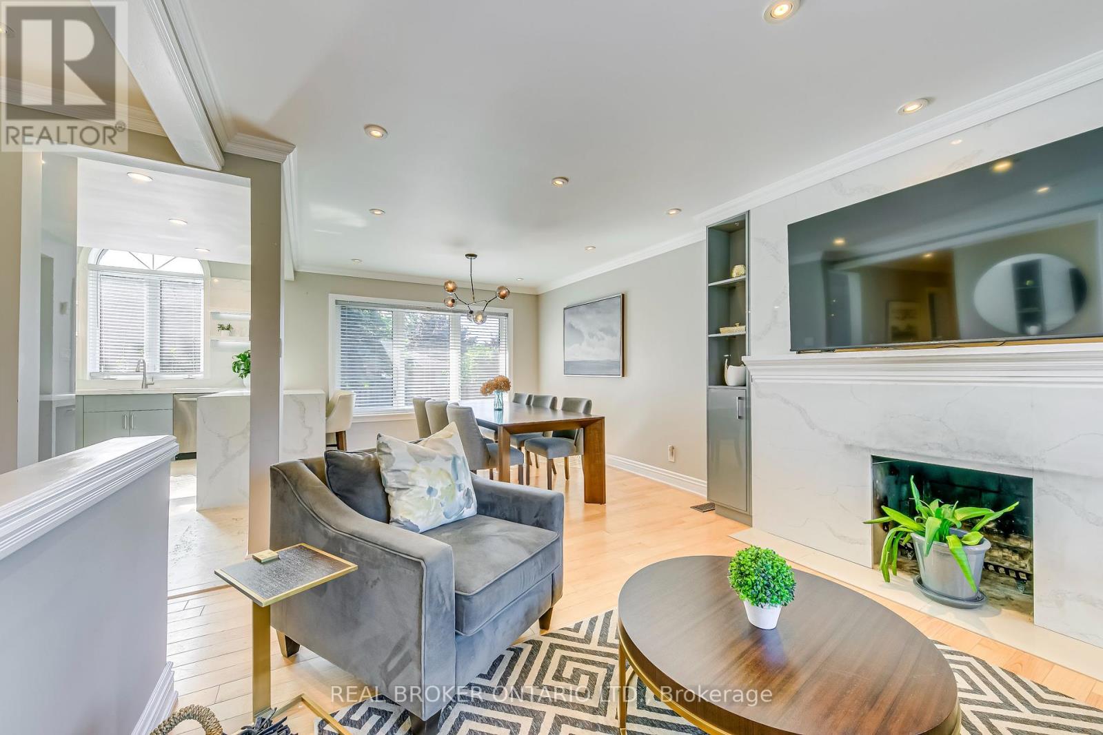 230 Mcgill Street, Mississauga, Ontario  L5A 1V4 - Photo 6 - W12400139