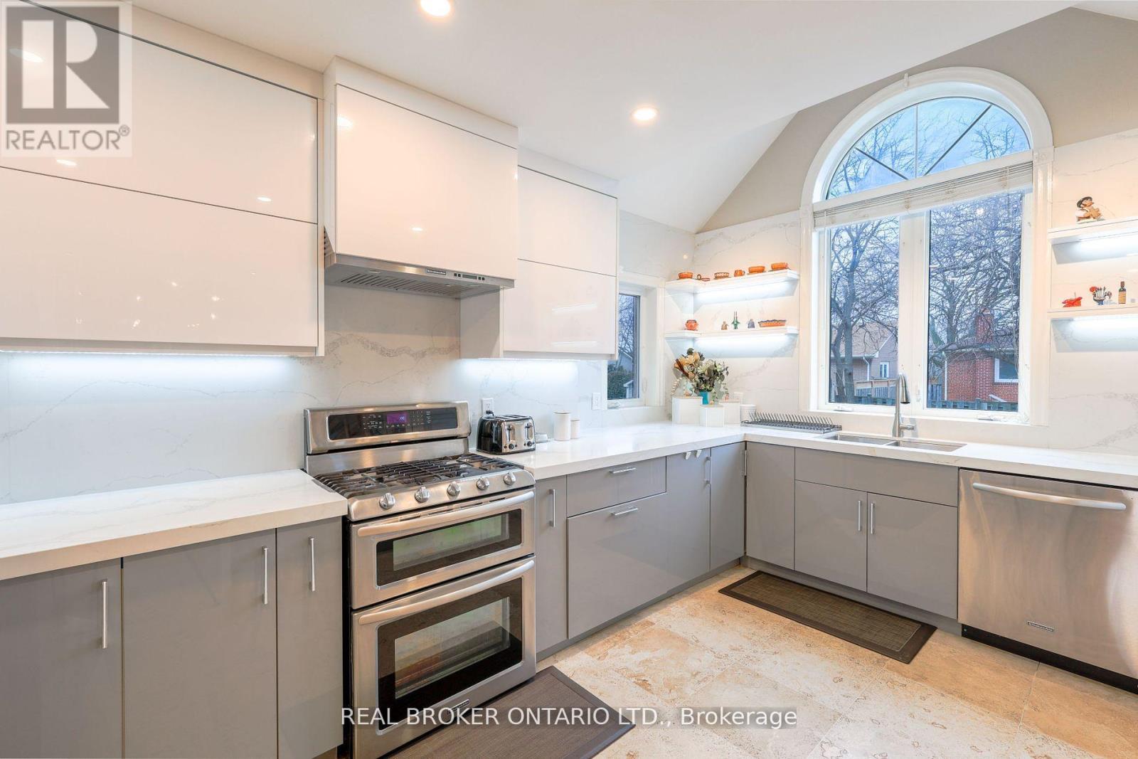 230 Mcgill Street, Mississauga, Ontario  L5A 1V4 - Photo 8 - W12400139