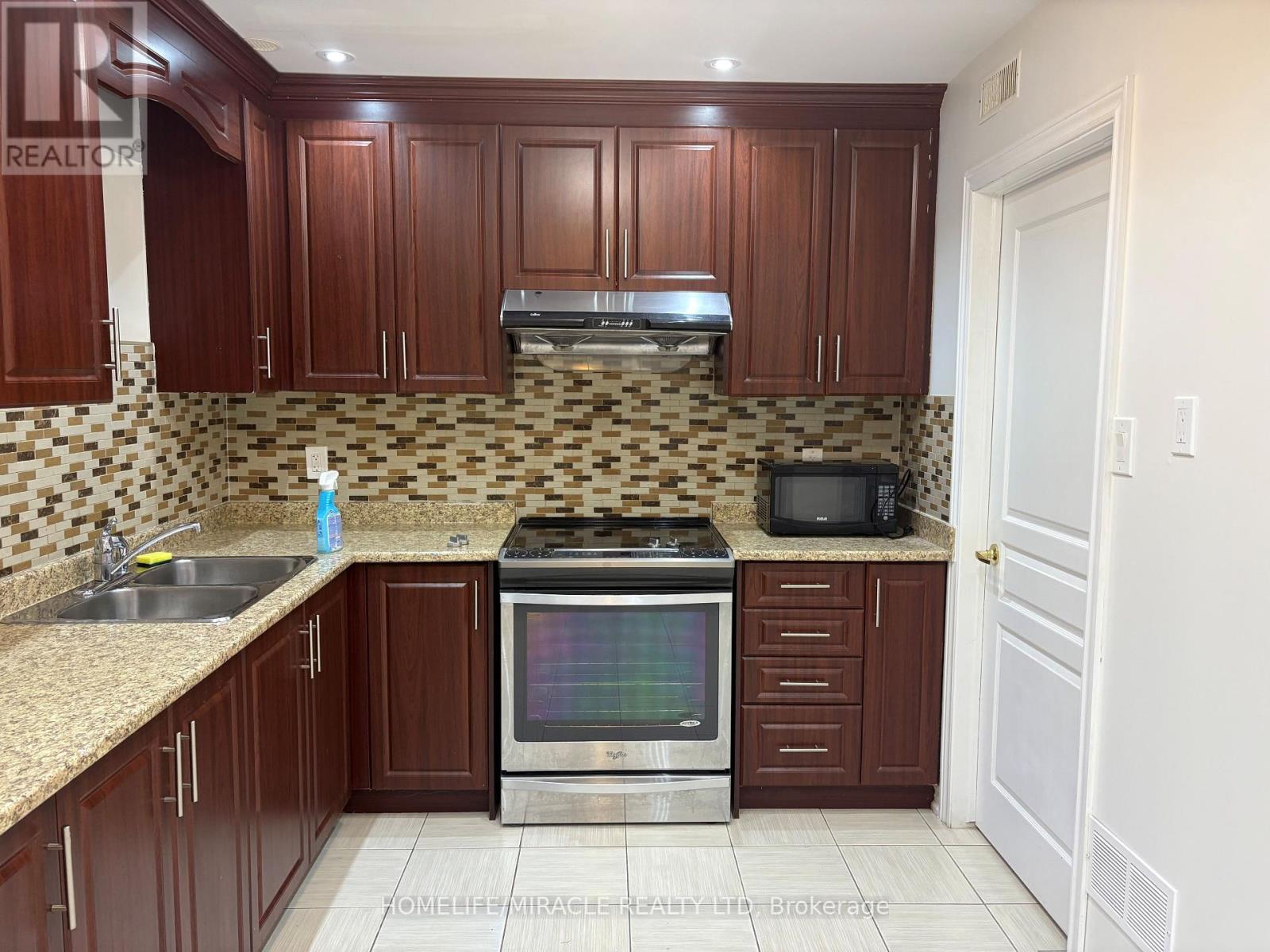 93 Thornbush Boulevard, Brampton, Ontario  L7A 4J9 - Photo 1 - W12400149