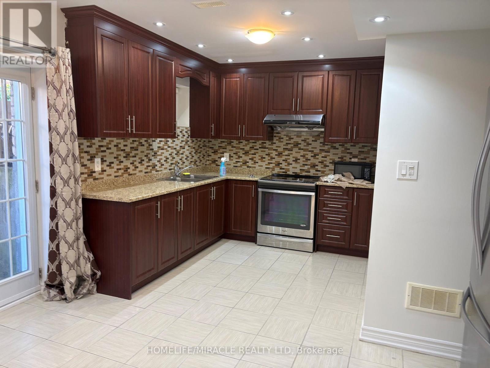 93 Thornbush Boulevard, Brampton, Ontario  L7A 4J9 - Photo 10 - W12400149