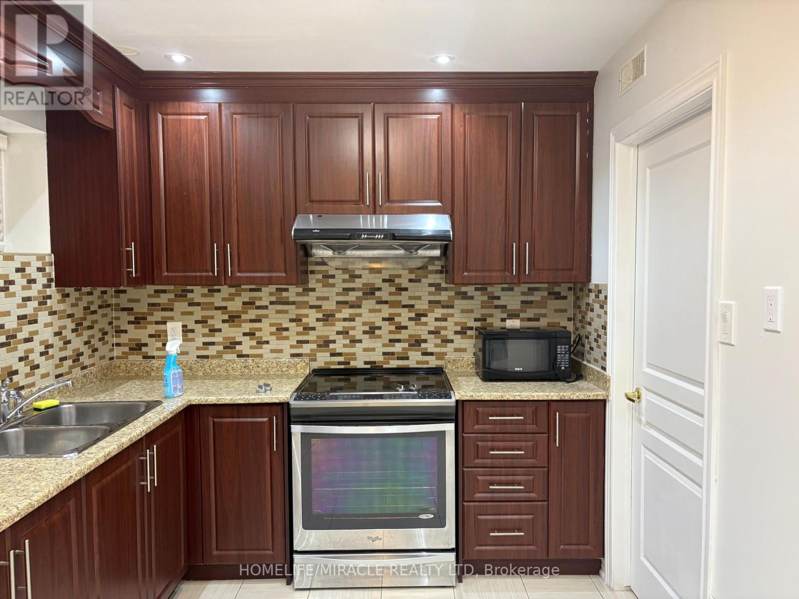 93 Thornbush Boulevard, Brampton, Ontario  L7A 4J9 - Photo 2 - W12400149