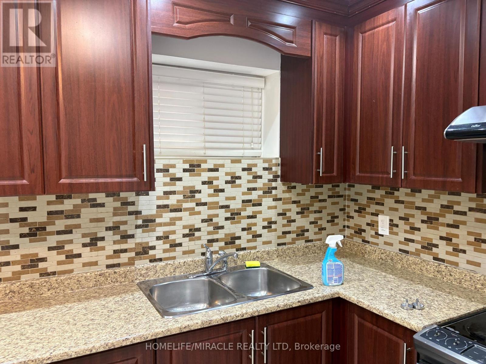 93 Thornbush Boulevard, Brampton, Ontario  L7A 4J9 - Photo 3 - W12400149