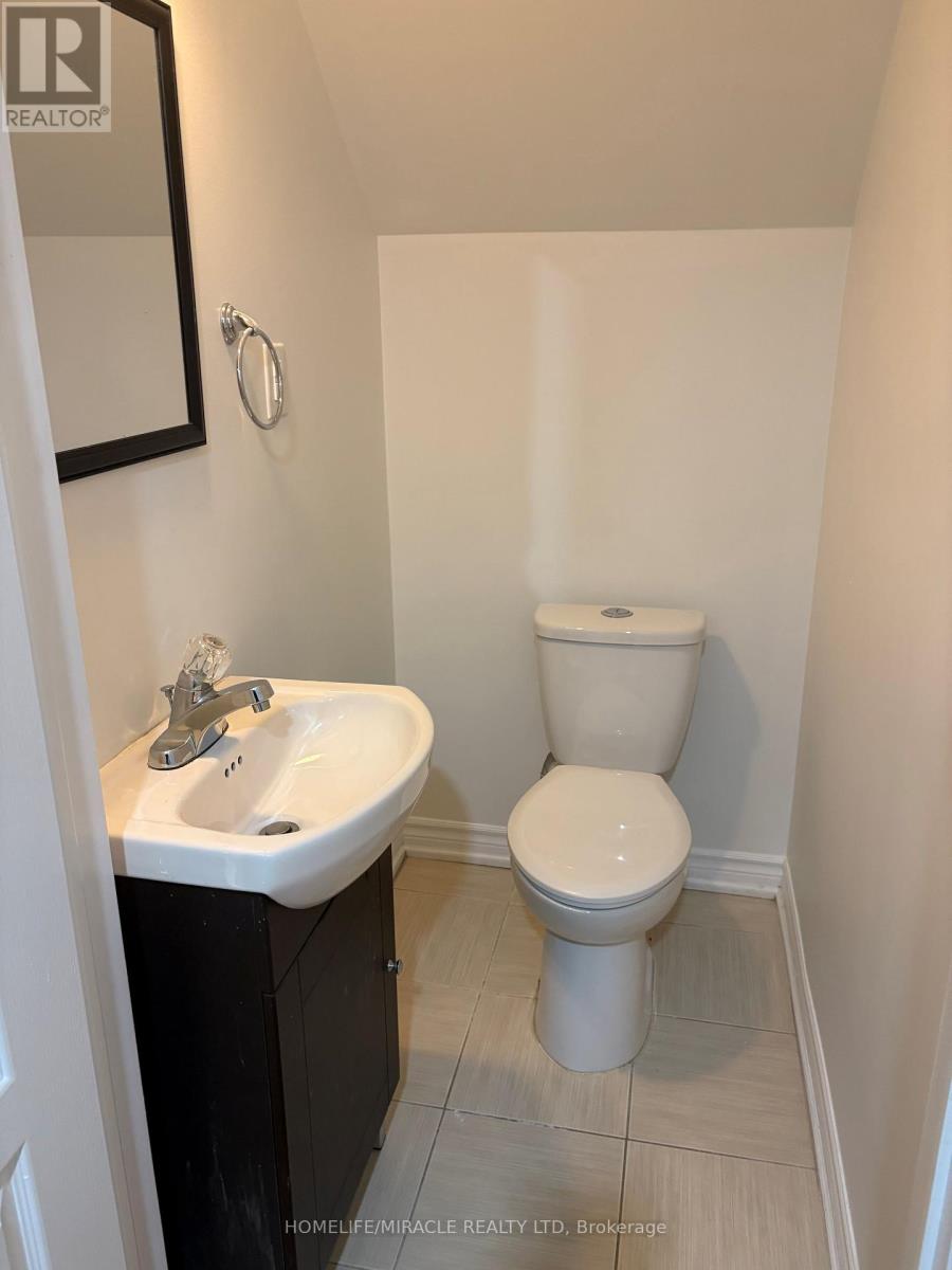 93 Thornbush Boulevard, Brampton, Ontario  L7A 4J9 - Photo 4 - W12400149
