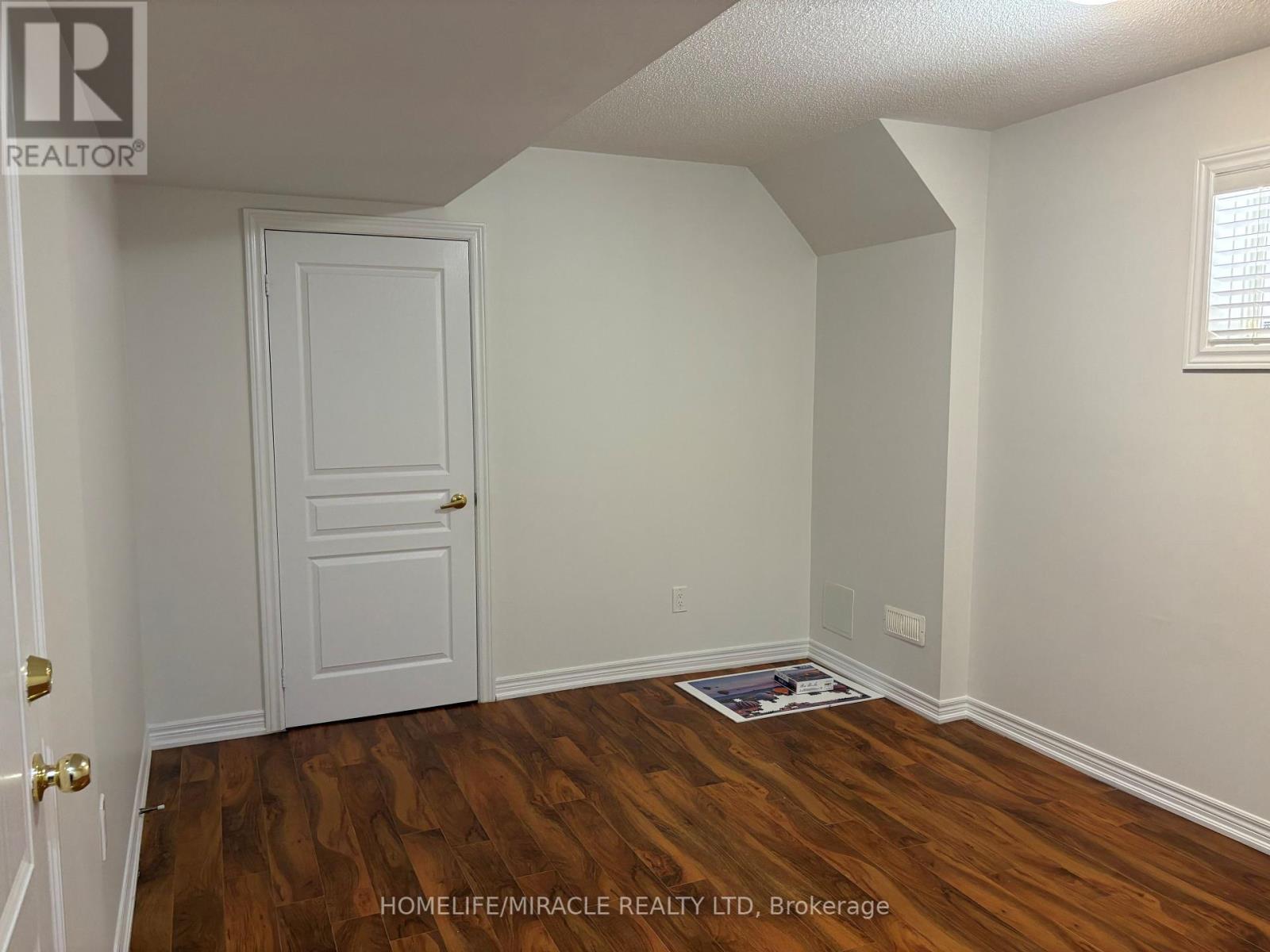 93 Thornbush Boulevard, Brampton, Ontario  L7A 4J9 - Photo 6 - W12400149