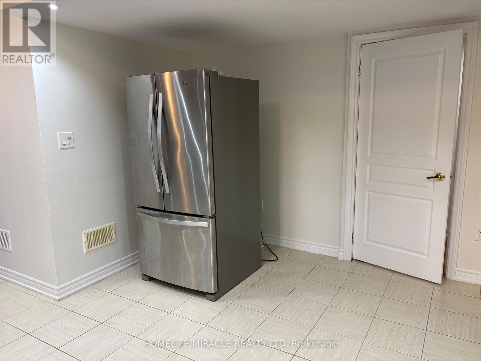 93 Thornbush Boulevard, Brampton, Ontario  L7A 4J9 - Photo 8 - W12400149