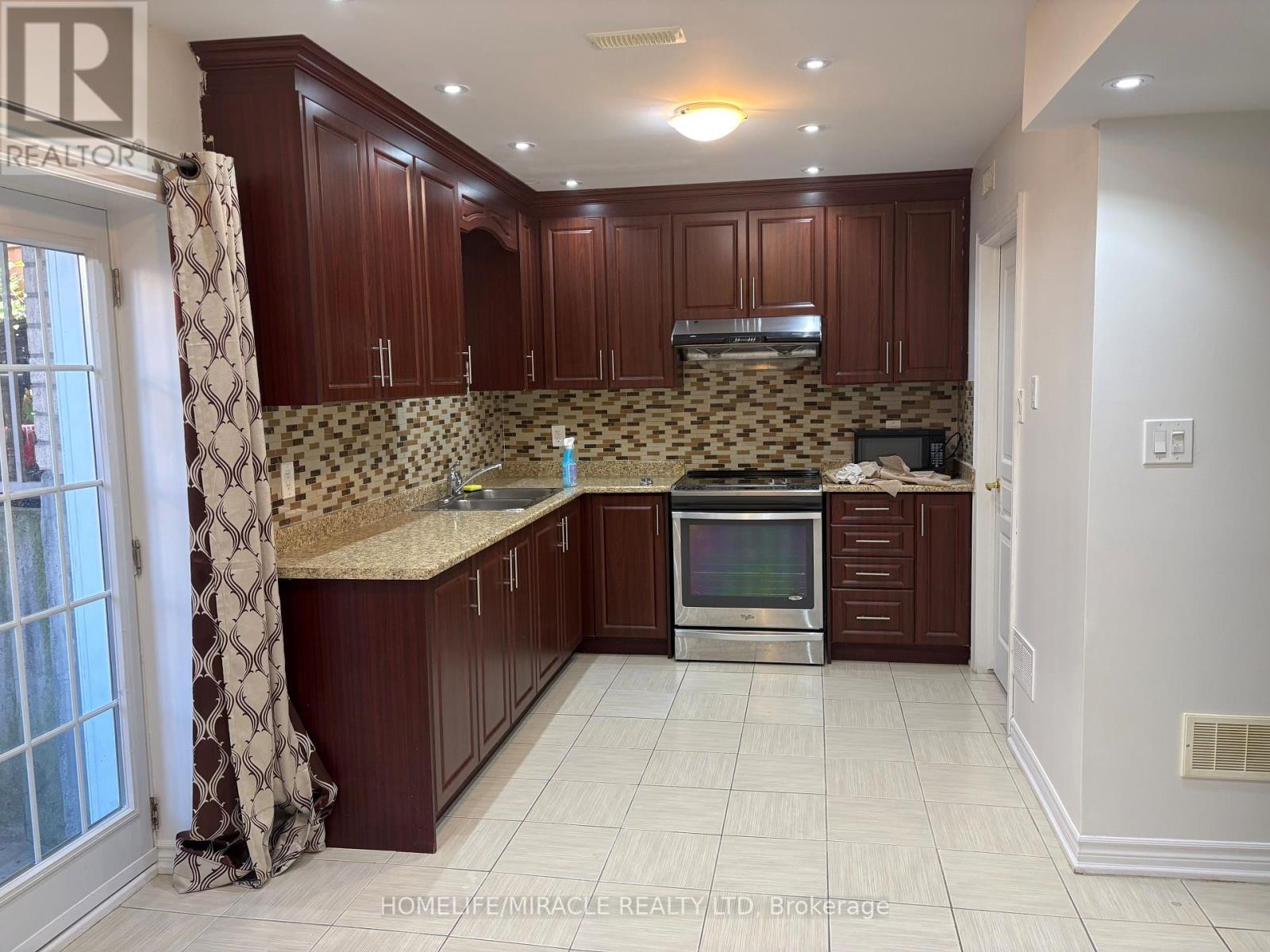 93 Thornbush Boulevard, Brampton, Ontario  L7A 4J9 - Photo 9 - W12400149