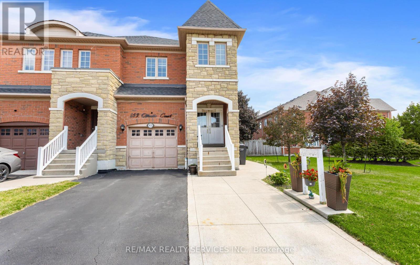 822 Othello Court, Mississauga, Ontario  L5W 1H2 - Photo 3 - W12400180