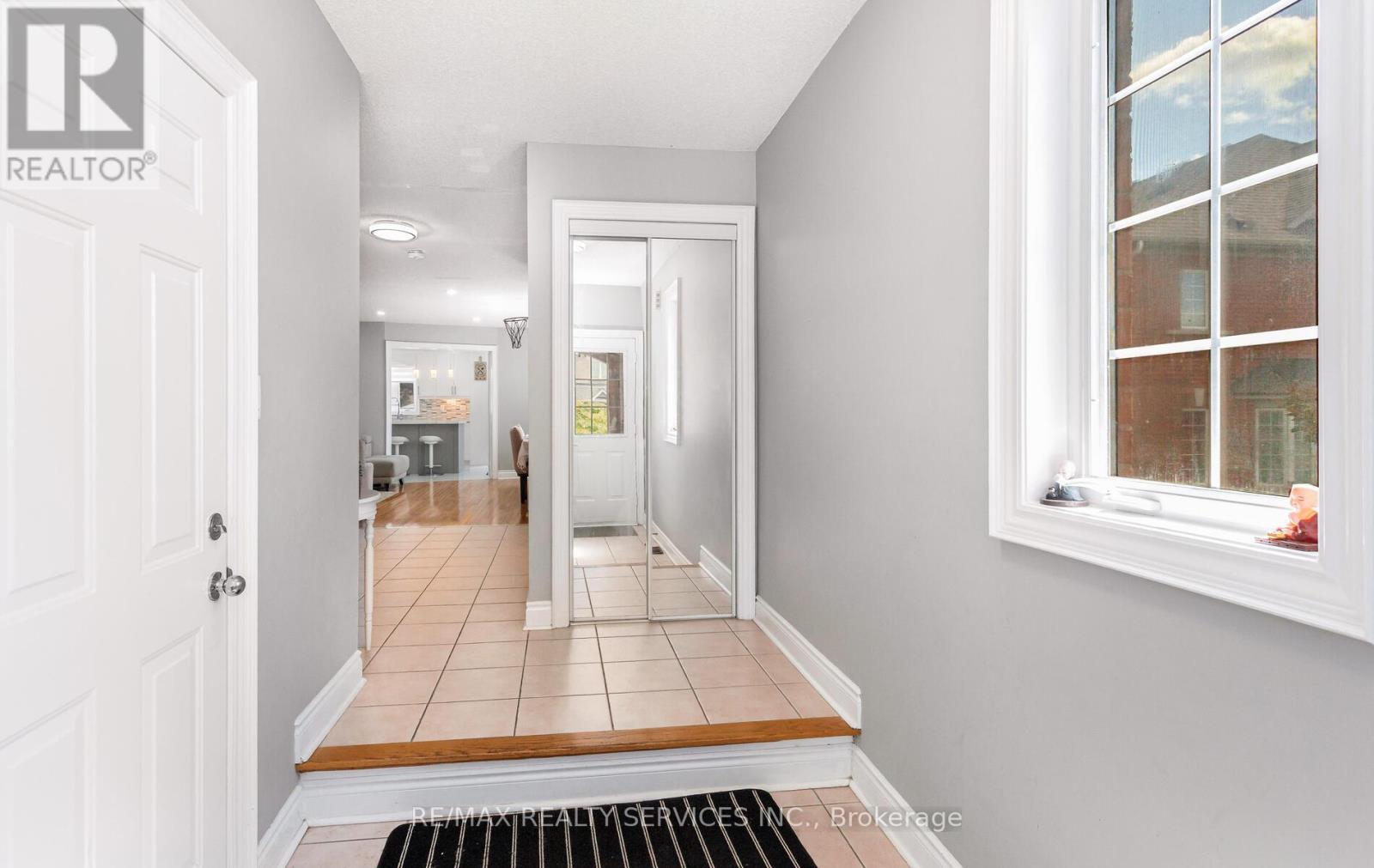 822 Othello Court, Mississauga, Ontario  L5W 1H2 - Photo 5 - W12400180