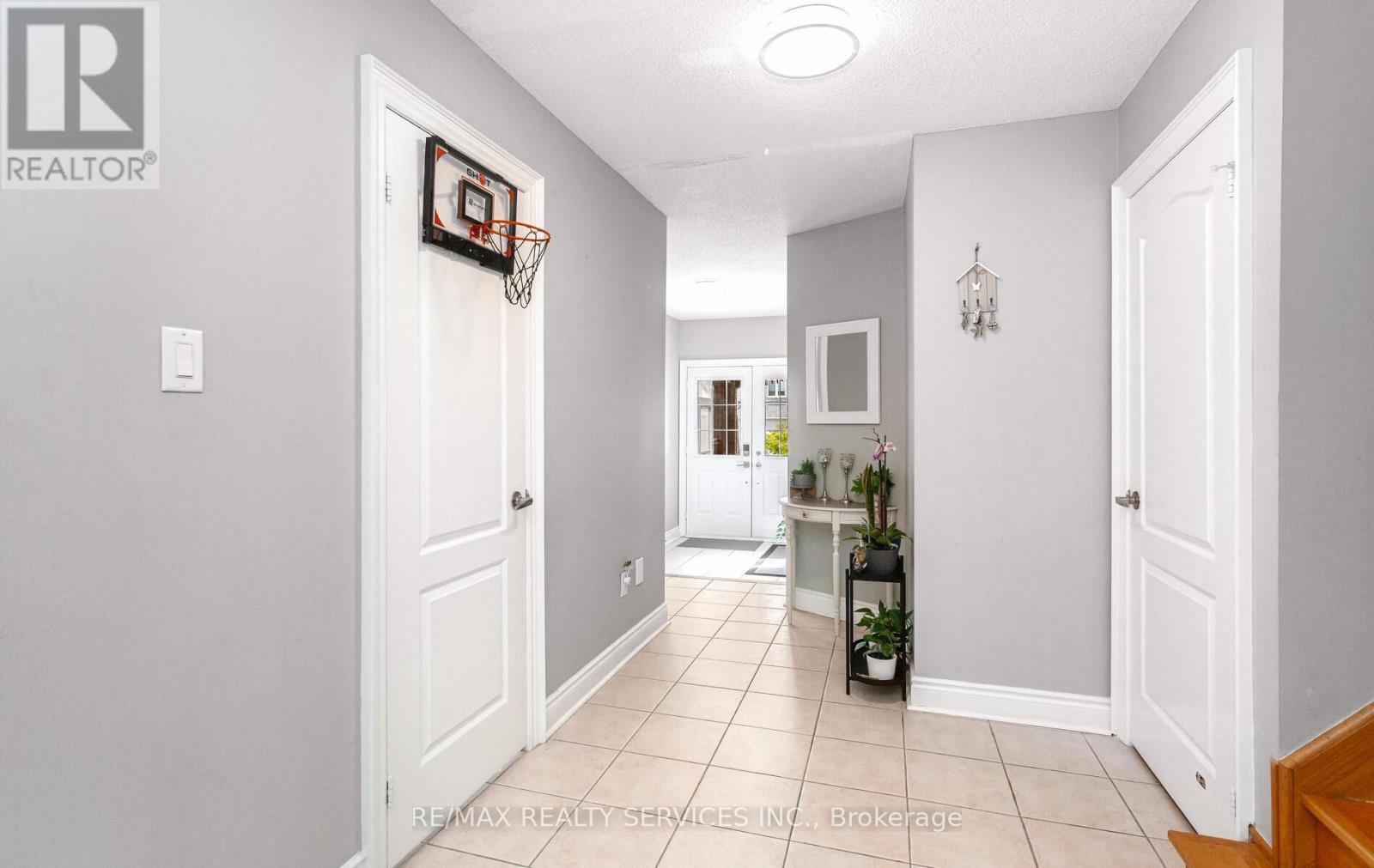 822 Othello Court, Mississauga, Ontario  L5W 1H2 - Photo 6 - W12400180