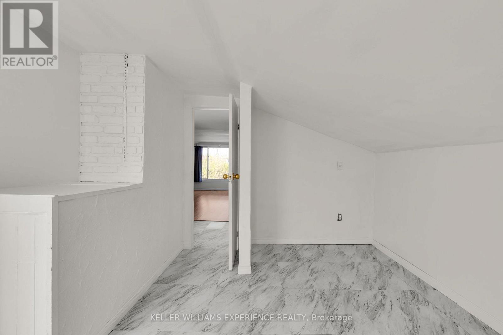 3 Courtland Street, Ramara (Atherley), Ontario  L3V 1A4 - Photo 25 - S12400339