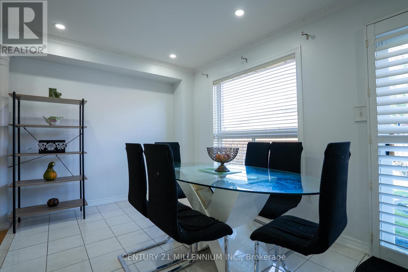11 Blairwood Court, Brampton, Ontario  L6P 1B5 - Photo 10 - W12400219