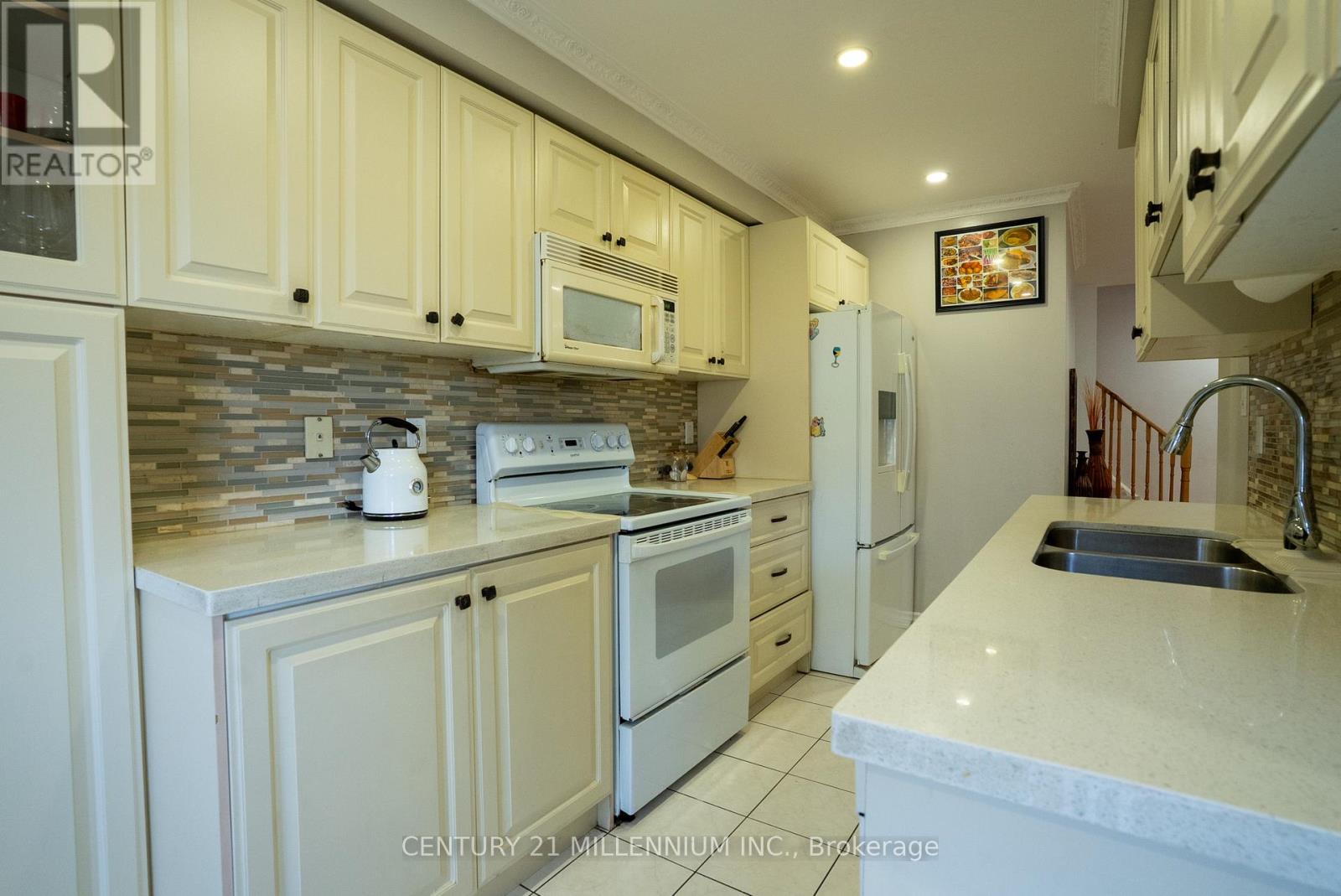 11 Blairwood Court, Brampton, Ontario  L6P 1B5 - Photo 11 - W12400219