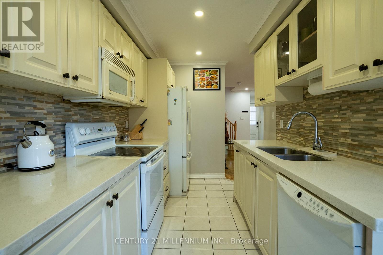 11 Blairwood Court, Brampton, Ontario  L6P 1B5 - Photo 12 - W12400219