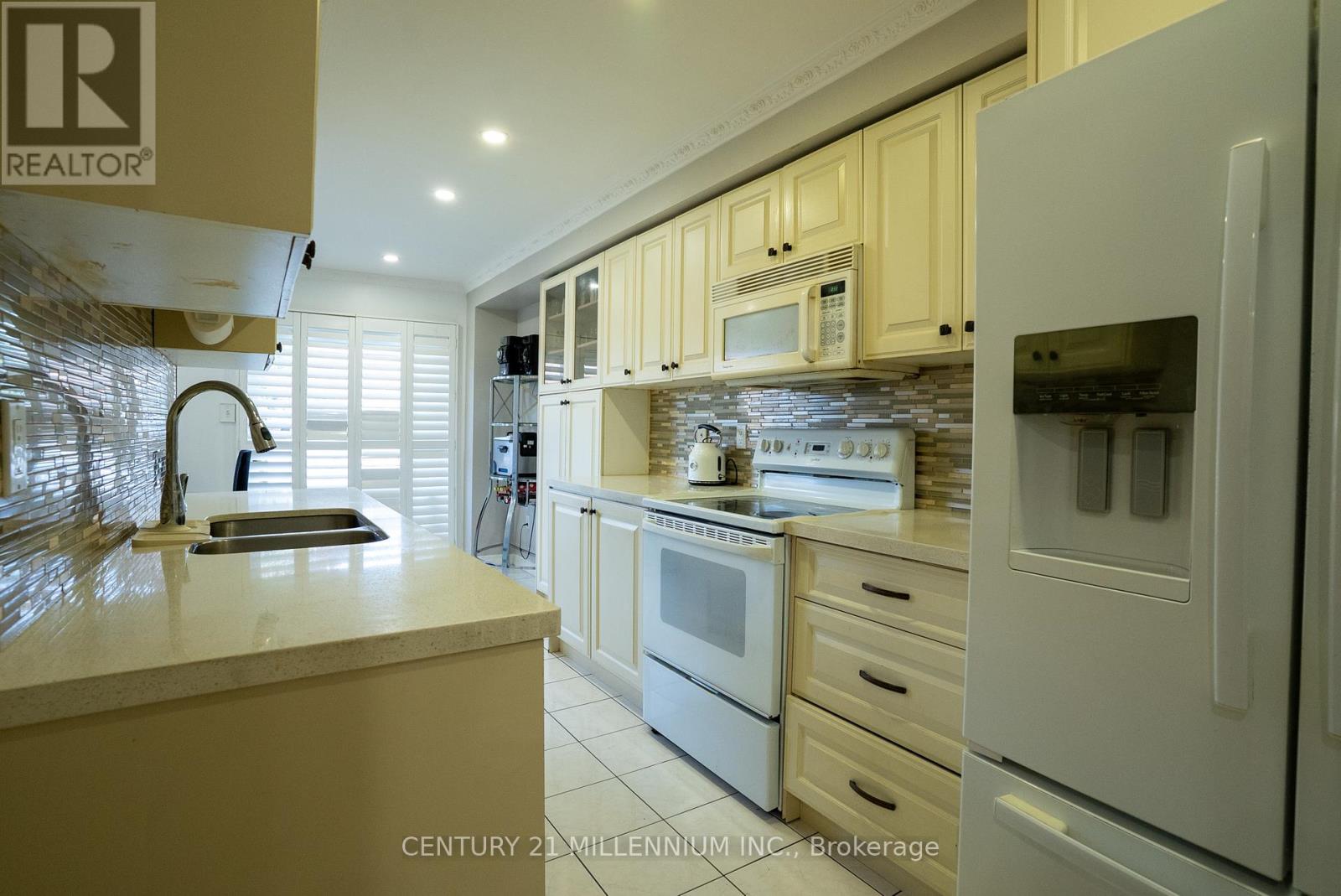 11 Blairwood Court, Brampton, Ontario  L6P 1B5 - Photo 13 - W12400219