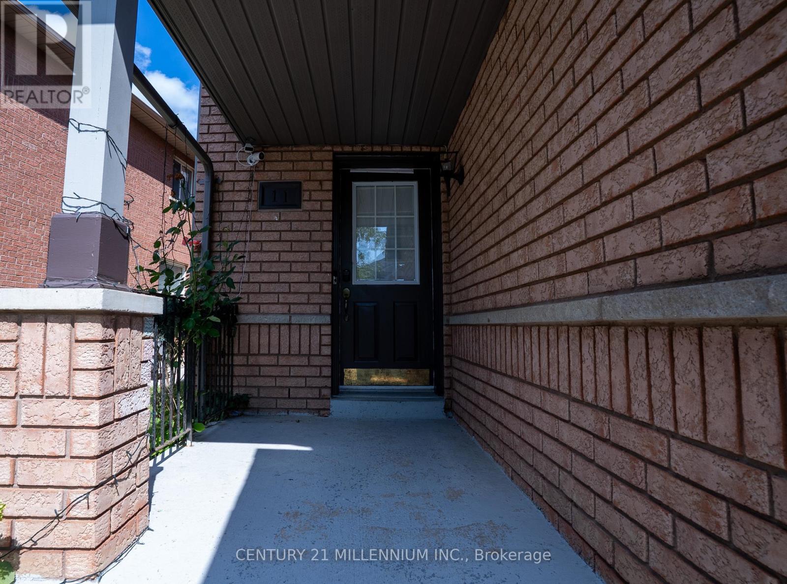 11 Blairwood Court, Brampton, Ontario  L6P 1B5 - Photo 3 - W12400219