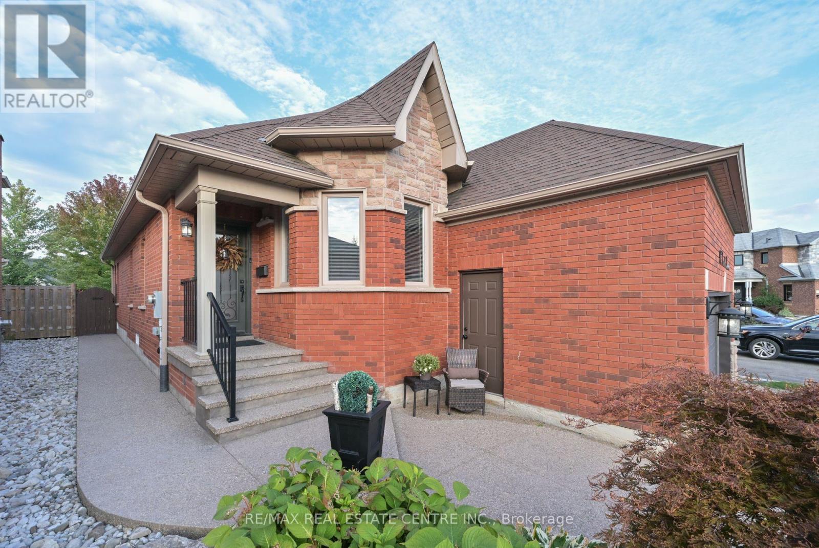 Property at 96 LAUCHLIN CRESCENT image 3