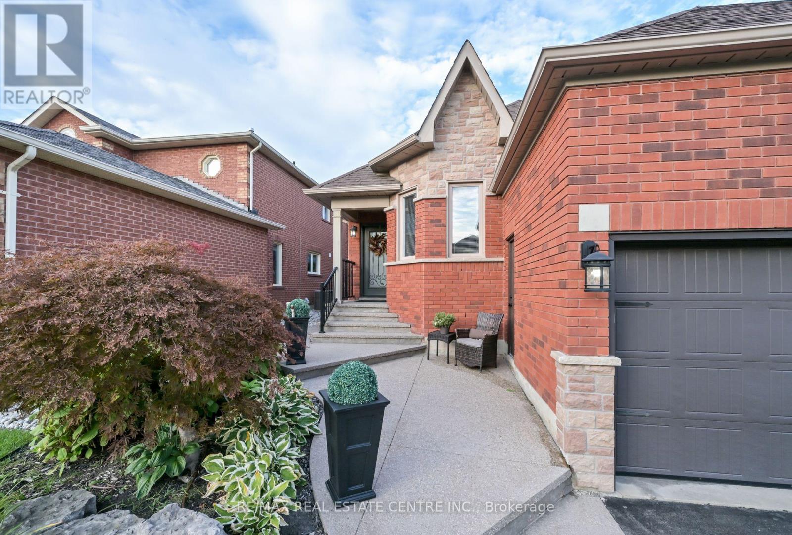 Property at 96 LAUCHLIN CRESCENT image 4
