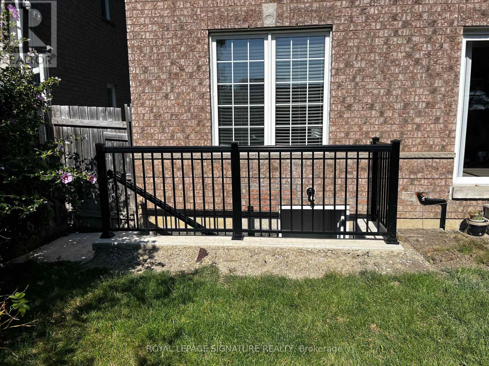 21 Sewells Lane, Brampton, Ontario  L7A 3A1 - Photo 3 - W12400287