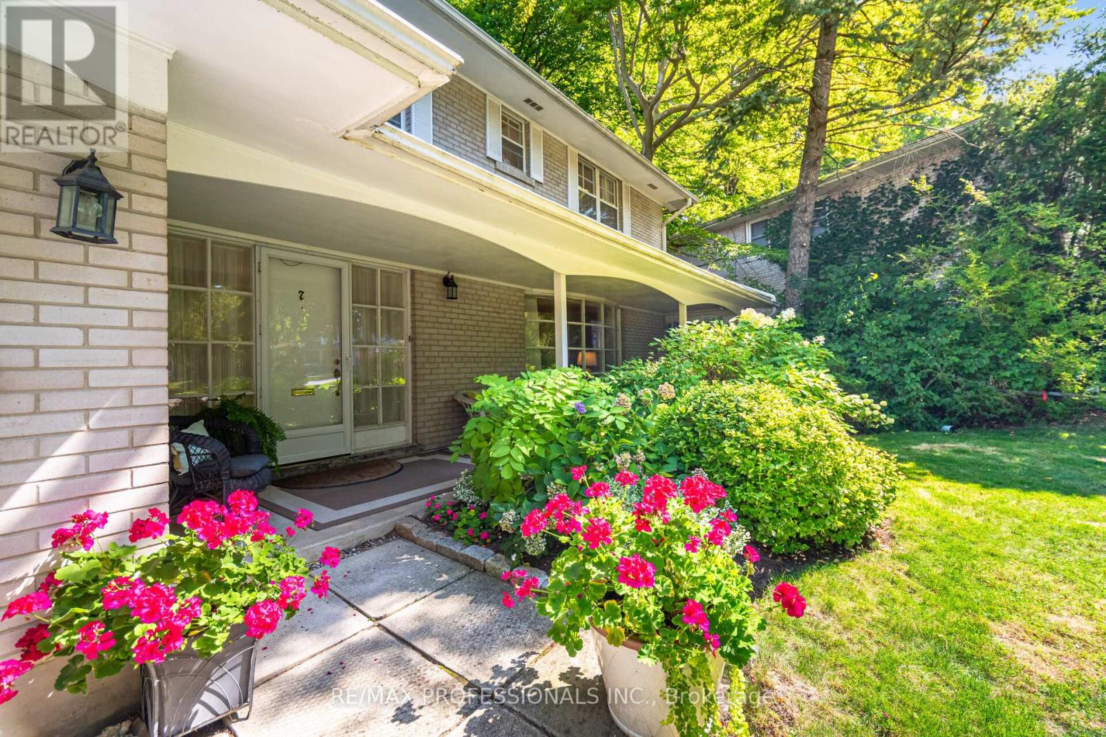 Property at 7 QUEENSBOROUGH CRESCENT image 4
