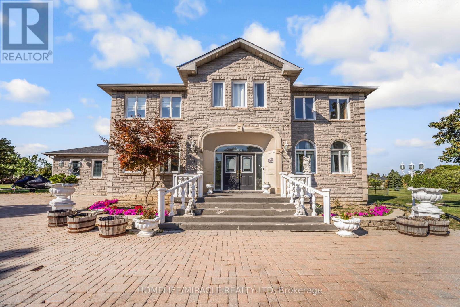 21 Bowman Avenue, Brampton, Ontario  L6P 0Y1 - Photo 6 - W12400353