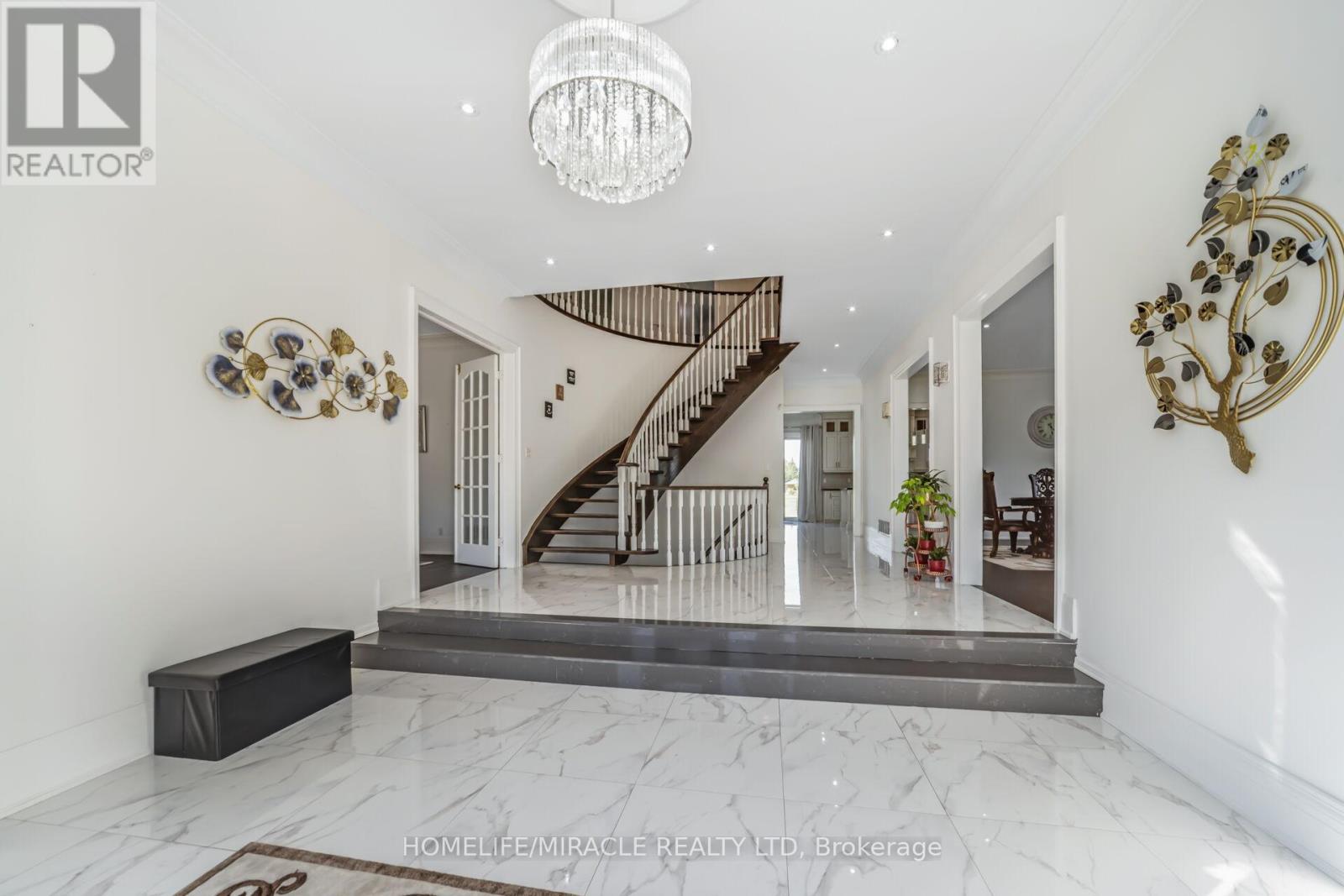 21 Bowman Avenue, Brampton, Ontario  L6P 0Y1 - Photo 7 - W12400353