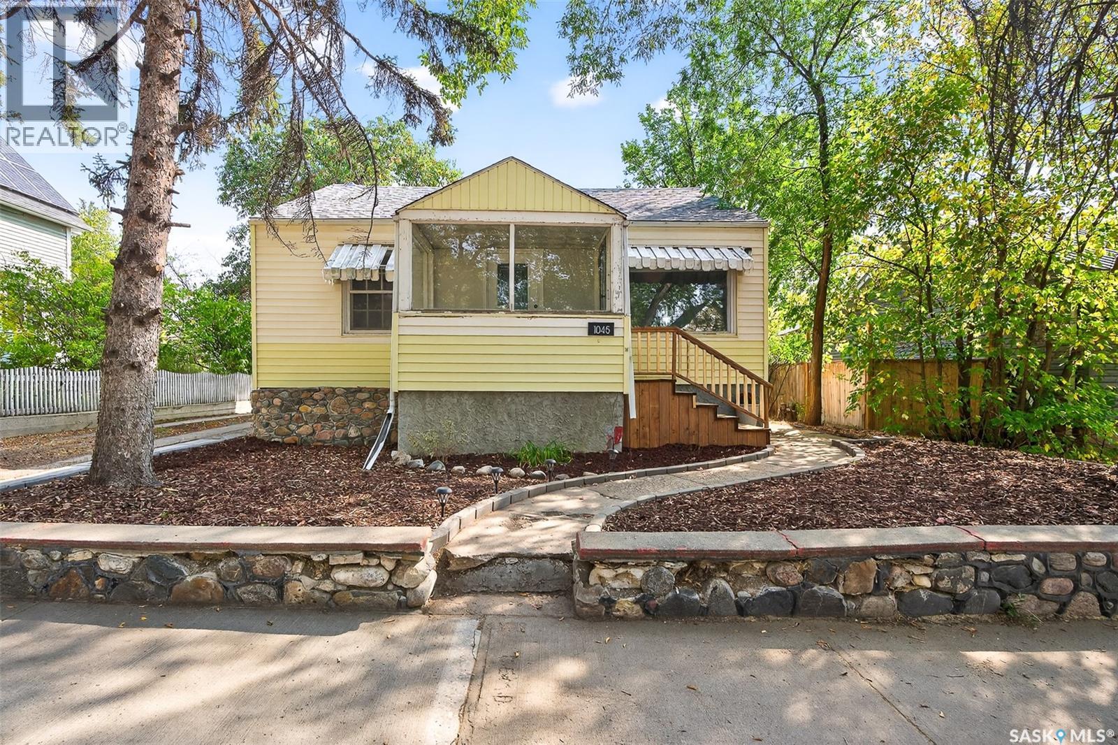 1045 4th Avenue Nw, Moose Jaw, Saskatchewan  S6H 3X2 - Photo 2 - SK018191