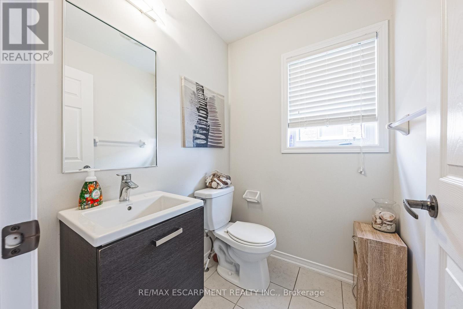 8258 Tulip Tree Drive, Niagara Falls, Ontario  L2H 0N4 - Photo 7 - X12400204