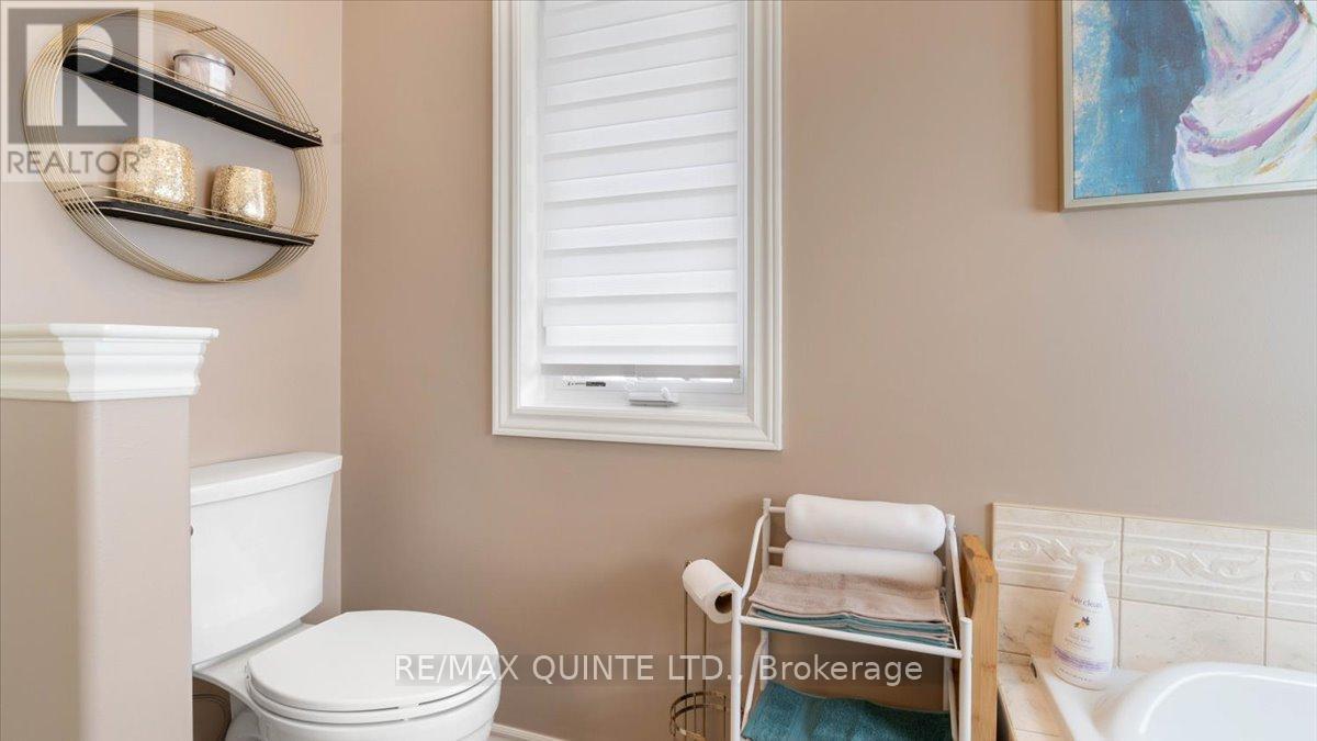 39 Deerfield Court, Prince Edward County (Ameliasburg Ward), Ontario  K8N 4Z1 - Photo 28 - X12400492