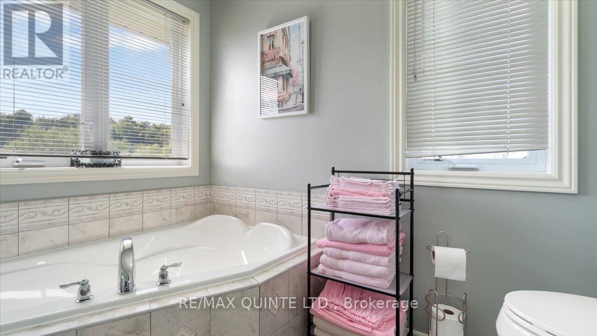 39 Deerfield Court, Prince Edward County (Ameliasburg Ward), Ontario  K8N 4Z1 - Photo 32 - X12400492