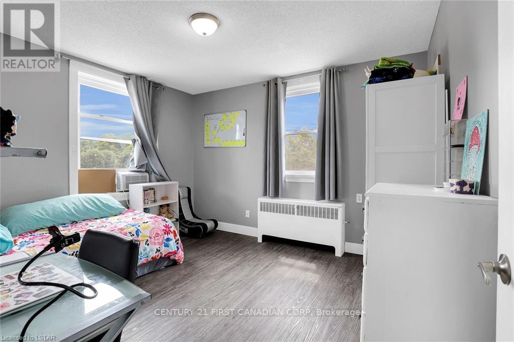 213 Wellington Street, London East, Ontario  N6B 2L2 - Photo 11 - X12400601