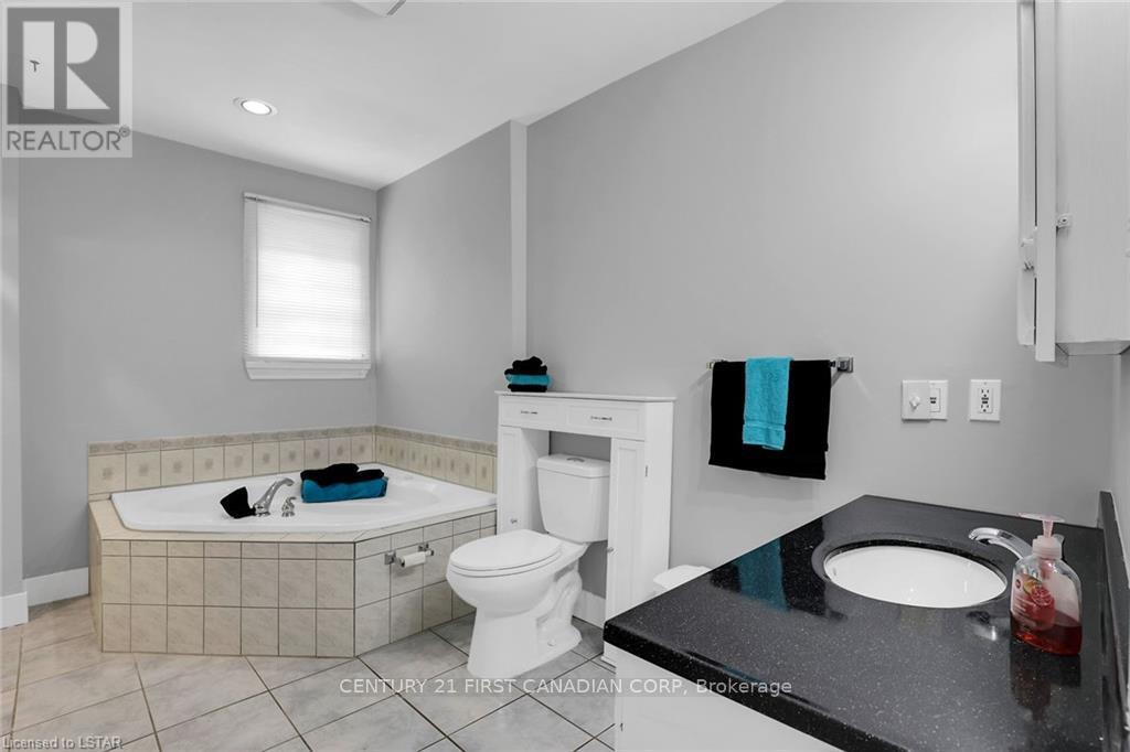 213 Wellington Street, London East, Ontario  N6B 2L2 - Photo 16 - X12400601