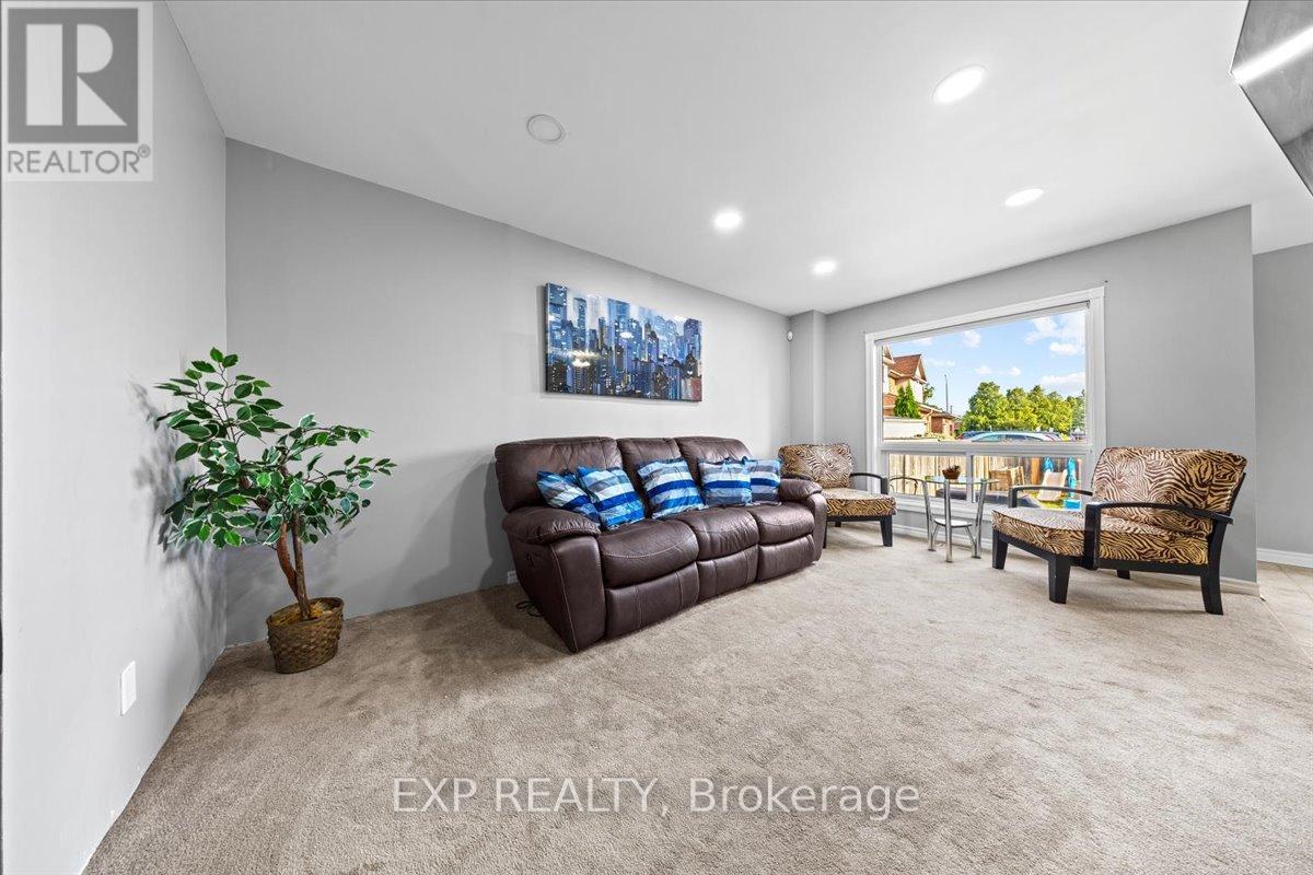 93 Cedarock Drive, Ottawa, Ontario  K2M 2H5 - Photo 5 - X12400570